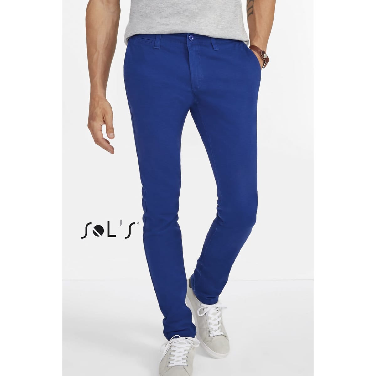 Men's chinos in bright blue, featuring a slim fit and pockets, with a logo present on the image.