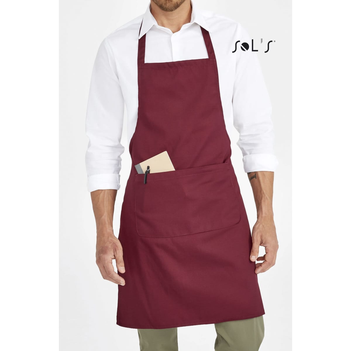 A maroon apron with a pocket, measuring 80cm x 63cm, featuring a logo on the top.