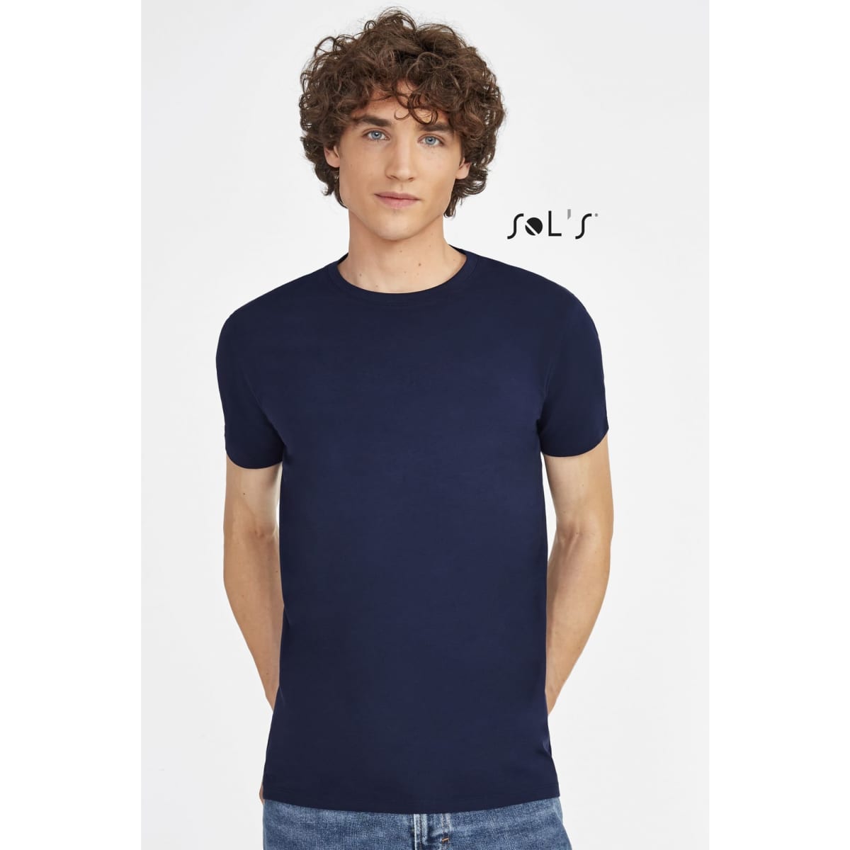 A men's round-neck jersey T-shirt in navy, made from 95% semi-combed ring-spun cotton and 5% elastane. Features a logo.