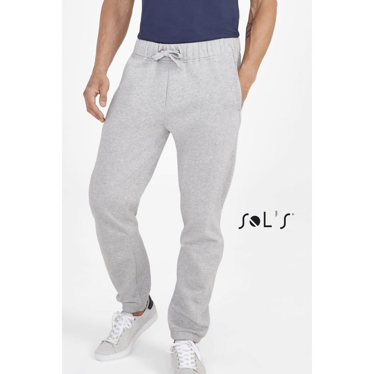 Grey jogger pants made of 50% cotton and 50% polyester, featuring an elastic waistband and a logo.