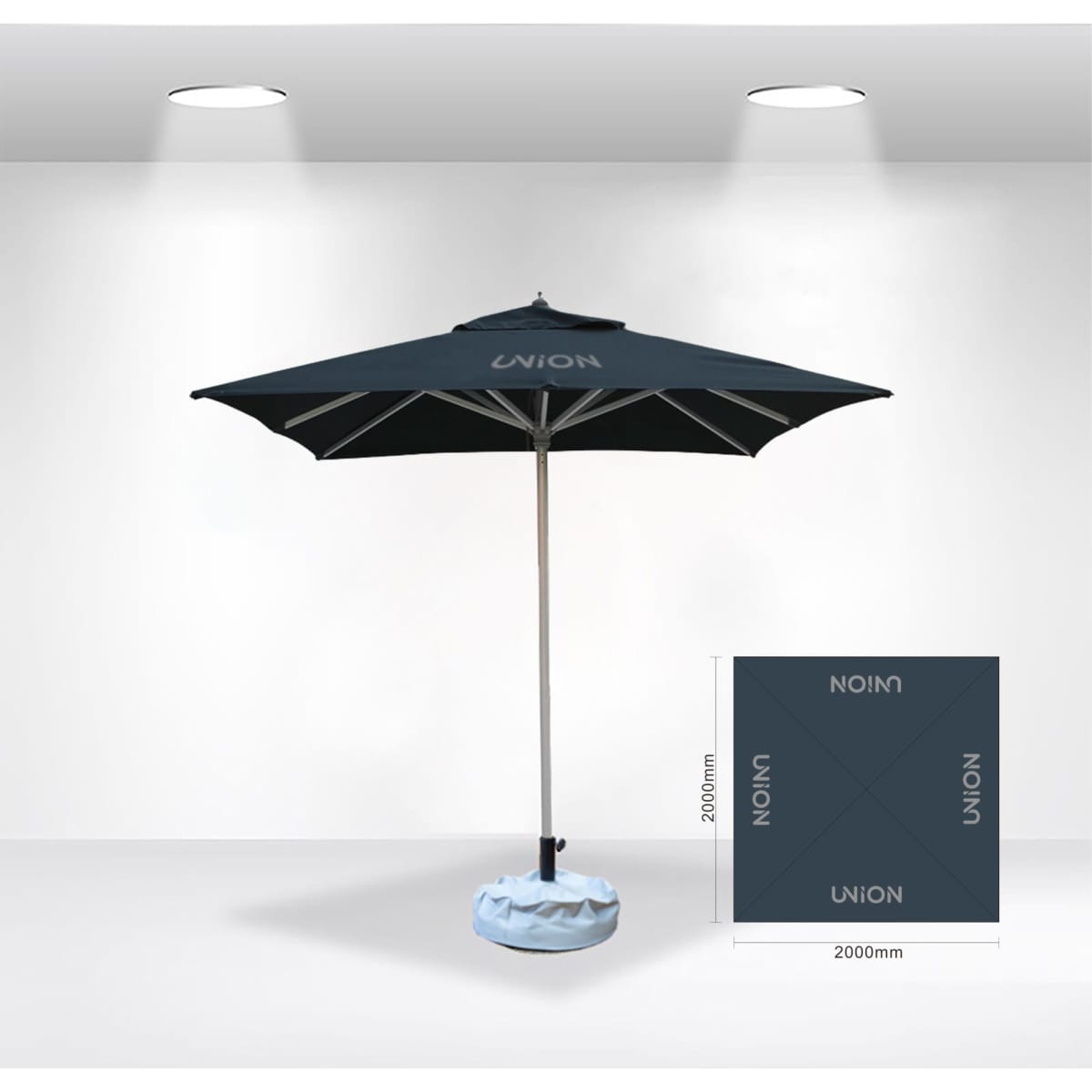 A square market umbrella in dark blue with a light blue base, featuring a logo. Dimensions are 2x2m.