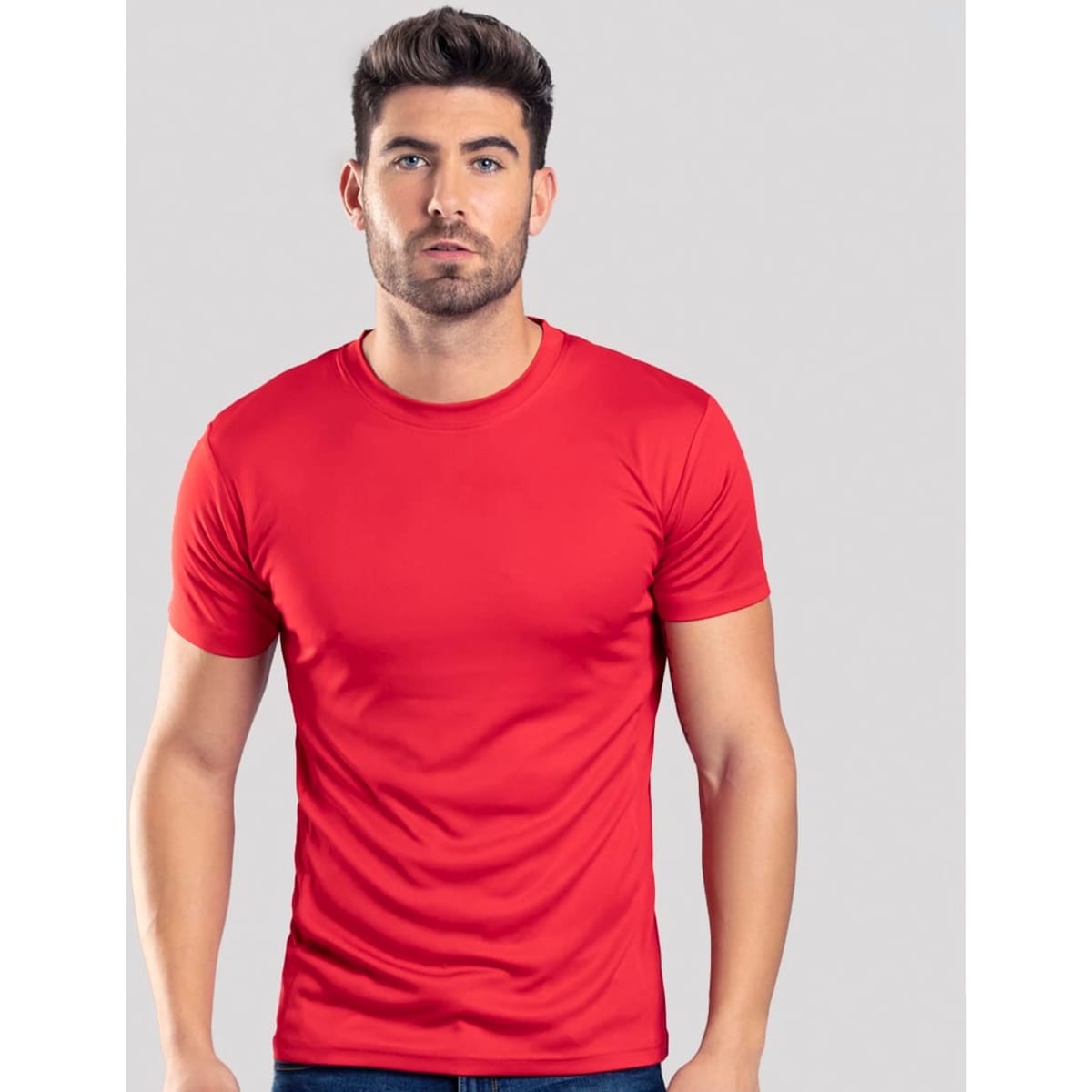 A red T-shirt featuring a crew neck and a fitted style. The model displays it against a neutral background.