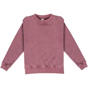 A stone wash sweatshirt in a soft mauve colour, featuring long sleeves and a crew neckline. It has a logo.