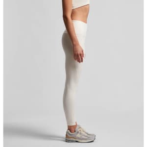 Active leggings in a light cream colour, featuring a high waist and a fitted design, paired with casual footwear.