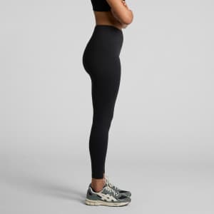 Active seamless leggings in black, displayed on a model from the side, paired with sporty shoes.