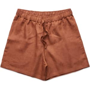 Linen shorts in a warm brown colour with an elastic waistband and drawstring. Features a logo.