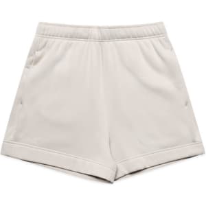 Relaxed track shorts in a light beige colour, featuring an elastic waistband and side pockets. Includes a branding logo.