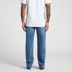 Straight jeans in a light blue wash, featuring a relaxed fit and a logo on the back.