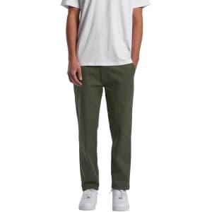 Straight pants in olive green, styled with a white t-shirt and white sneakers, featuring pockets and a relaxed fit.