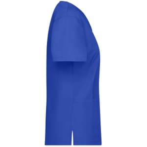 A blue tunic with short sleeves, featuring a pocket and a side slit. The garment has a branding logo.
