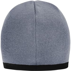 A beanie in grey with a contrast edge, featuring a snug, ribbed texture and a logo on the side.