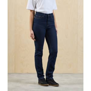 Straight-leg jeans in dark blue, featuring a high waist and a slim fit, paired with a white t-shirt and black shoes.