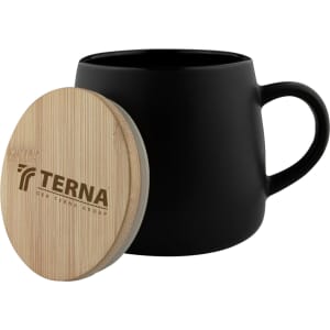 A black coffee mug with a wooden lid and a logo on the side.
