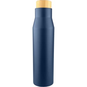 A drink bottle in navy blue with a bamboo lid, featuring a sleek, modern design and a logo.