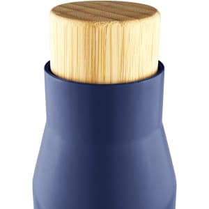 A drink bottle in navy blue with a natural bamboo lid. It features a sleek design and includes a logo.
