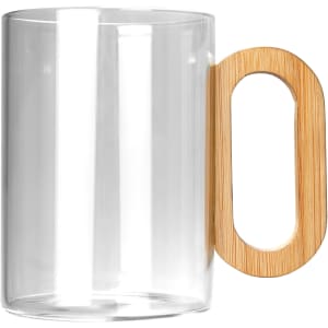 A transparent glass coffee cup with a bamboo handle, featuring a simple and elegant design.
