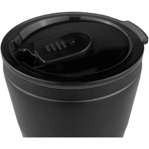 A coffee mug in matte black with a secured lid featuring a sliding closure. Includes a logo on the surface.