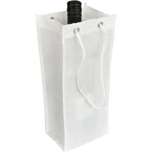 A drink bottle is placed inside a white non-woven single bottle bag with a drawstring. The bag has a simple design and a logo.