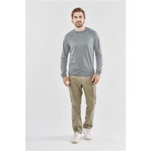 Men's long-sleeve t-shirt in light grey, paired with beige cargo pants and white shoes. Features a logo.