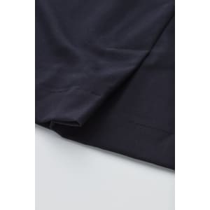 A dark navy cargo skirt featuring a comfortable waist and a smooth fabric texture. It has a brand logo present.