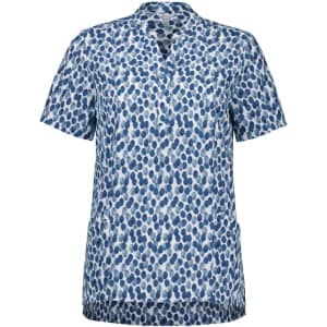 A short-sleeved tunic in a blue and white stardust print, featuring a collar and side pockets. It has a logo.
