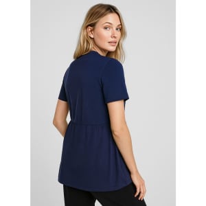 A woman models a navy blue women's tunic with short sleeves, featuring a relaxed fit and soft fabric.