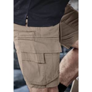 Curved cargo shorts in a light brown colour featuring multiple pockets and a logo. Ideal for casual wear.
