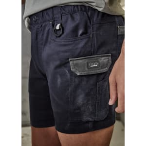 Men's rugged work shorts in navy blue featuring a contrasting pocket and an adjustable waistband. A logo is visible.