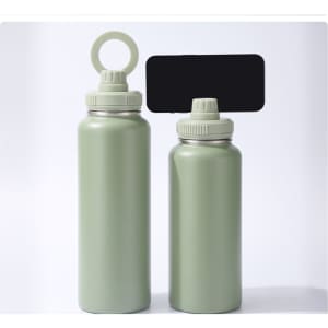 A drink bottle in matte green, featuring a magnetic lid and a circular handle, displayed in two sizes.
