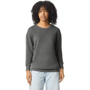 A lightweight crewneck sweatshirt in a dark grey colour, featuring long sleeves and a round neck. It has a logo.