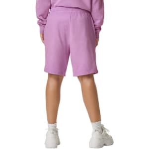 Lightweight sweatshorts in a soft lavender colour, featuring an elastic waistband and a logo.