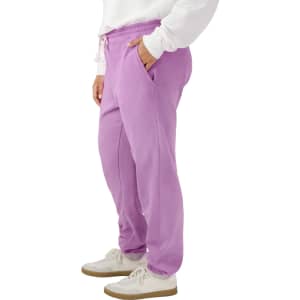 Lightweight sweatpants in a vibrant purple colour, featuring side pockets and an elasticated waistband.