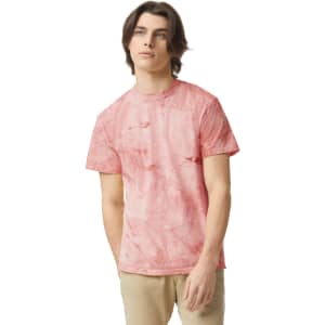 A heavyweight T-shirt in a pink marble design, featuring a casual fit and a logo on the chest.