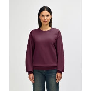 A burgundy Gildan Heavy Blend adult crewneck sweatshirt featuring a simple design and a logo.