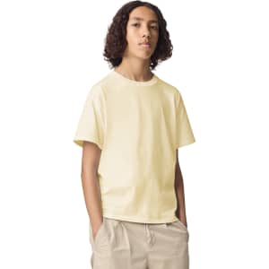 A youth T-shirt in a light yellow colour, featuring a classic crew neck and short sleeves, with a brand logo.