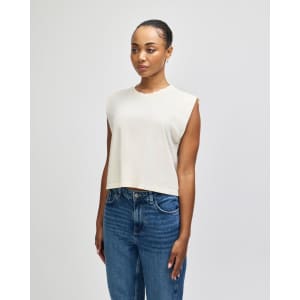 A sleeveless cream muscle T-shirt with a relaxed fit, featuring an unbranded design.