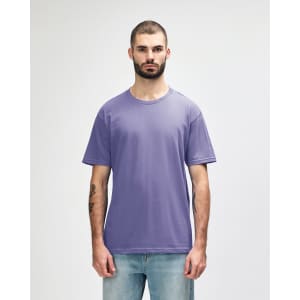 A midweight T-shirt in a soft lavender colour, featuring short sleeves and a round neckline. It has a logo.