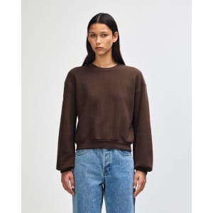 A brown women's crewneck sweatshirt made from fleece, featuring long sleeves and a relaxed fit.