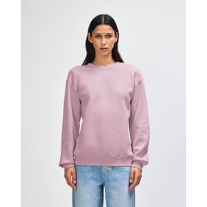 A unisex crewneck sweatshirt in a soft lilac colour, featuring long sleeves and a relaxed fit. It has a small logo.