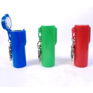 Mini metal ashtrays in blue, green, and red, featuring a lid and keychain attachment. Each has a logo.