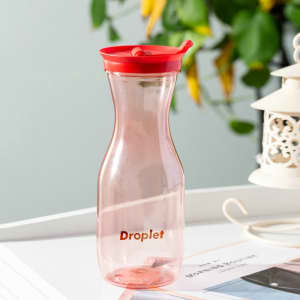 A drink bottle featuring a transparent pink body and a red lid, with a logo on the side.