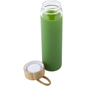 A drink bottle in green glass with a silicone sleeve, featuring a bamboo lid and a carry loop.