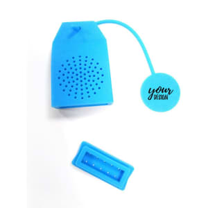 A blue silicone tea infuser in a tag shape, accompanied by a round tag for personalisation, and a matching strainer.