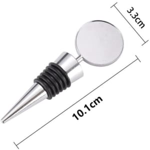 A drink bottle stopper in silver metal with a rubber seal, featuring a circular top and measuring 10.1 cm in length.