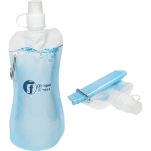 A drink bottle in blue, featuring a carabiner and a flexible design for easy storage. It has a logo on it.