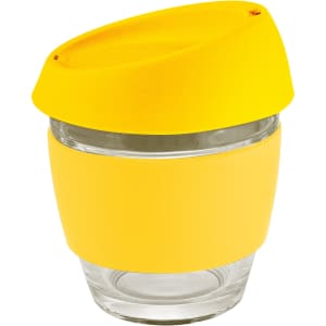 A drink cup in transparent glass with a yellow silicone lid and band, designed for coffee and beverages.