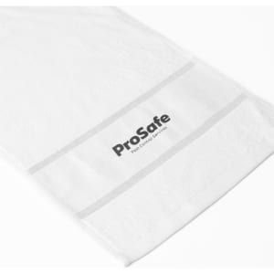 A large white cotton gym towel featuring a grey logo at one end. Ideal for leisure and outdoor activities.