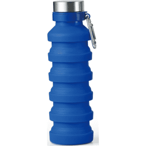 A drink bottle in blue silicone with a metal cap and a carabiner, featuring a collapsible design.