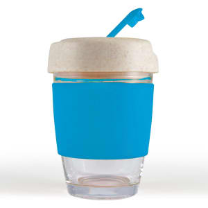 A reusable coffee cup in clear glass with a blue silicone band and a lid, featuring a straw.