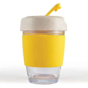 A reusable coffee cup in clear glass with a yellow silicone band and a light-colored lid. It features a logo.